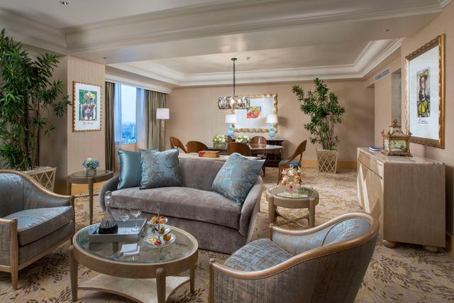 호텔 물리아 세나얀 자카르타의 얼 스위트 룸 침실 공간. / 이미지 출처: 호텔 물리아 세나얀