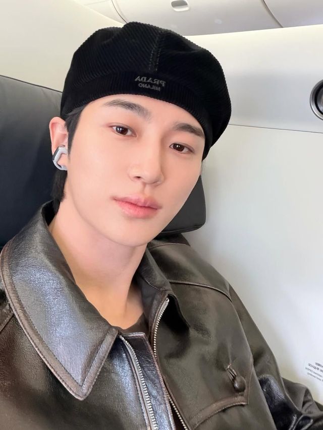 프라다의 코듀로이 소재 볼캡은 뒤집어 쓴 변우석의 모습. / 이미지 출처: 변우석 인스타그램 @byeonwooseok