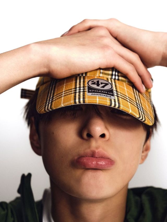 체크 패턴이 모자를 푹 눌러쓴 코르티스 건호. / 이미지 출처: 코르티스 인스타그램 @cortis