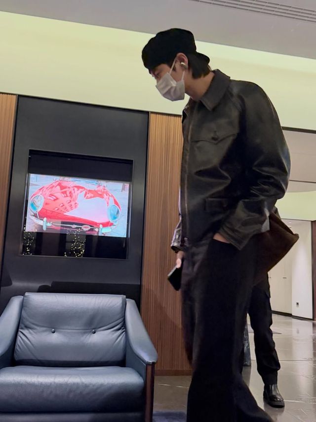 프라다의 볼캡은 뒤집어 쓴 변우석의 모습. / 이미지 출처: 변우석 인스타그램 @byeonwooseok