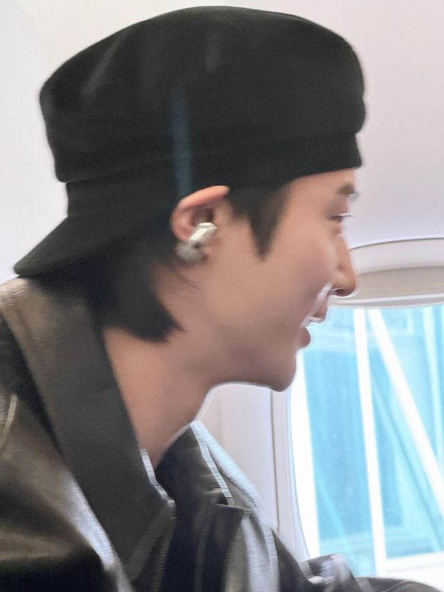 프라다의 볼캡은 뒤집어 쓴 변우석의 모습. / 이미지 출처: 변우석 인스타그램 @byeonwooseok