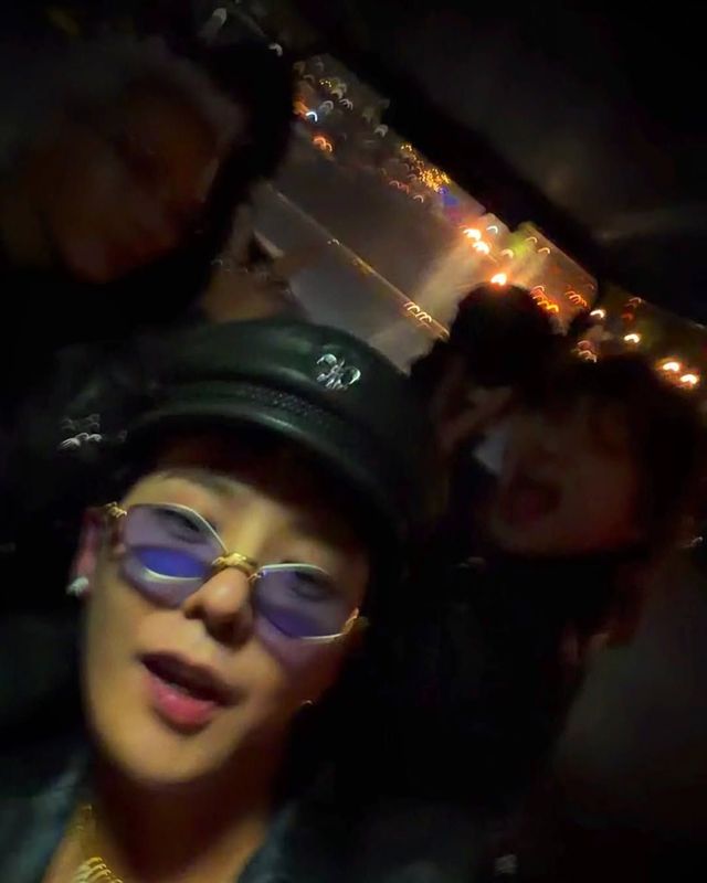 코첼라가 끝난 지드래곤의 모습. 가죽 캡모자와 선글라스를 매치해서 모자 스타일링을 완성했다. / 이미지 출처: 지드래곤 인스타그램 @xxxibgdrgn