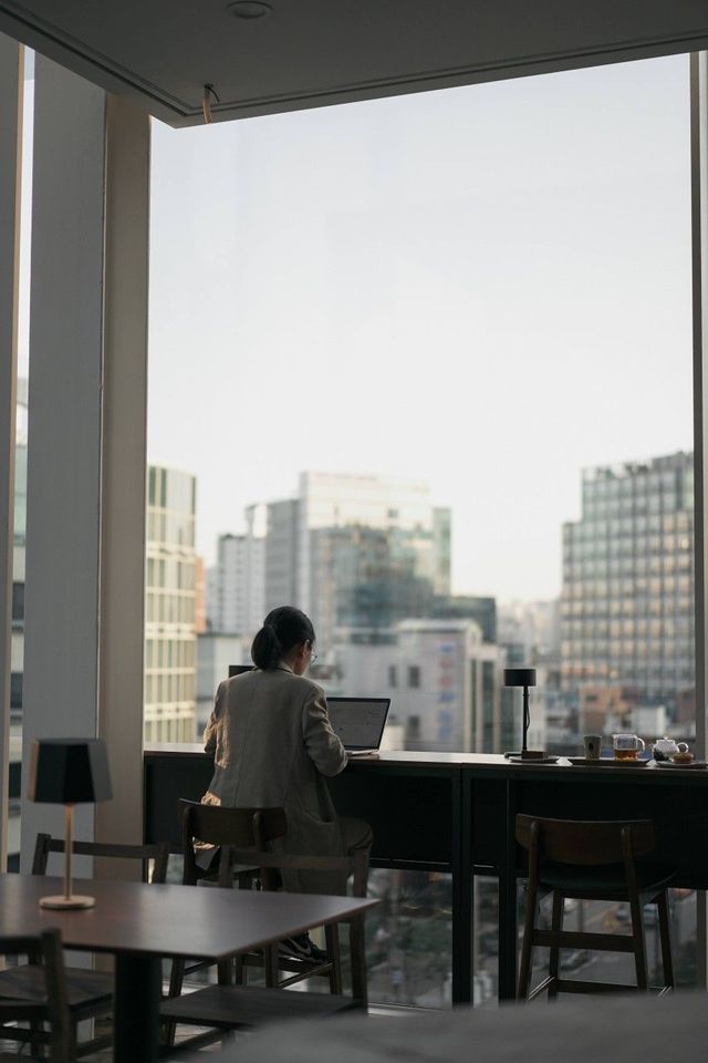 도심의 봄 풍경을 즐길 수 있는 맥파이앤타이거 성수티룸 / 이미지 출처: 맥파이앤타이거 성수티룸 네이버 지도