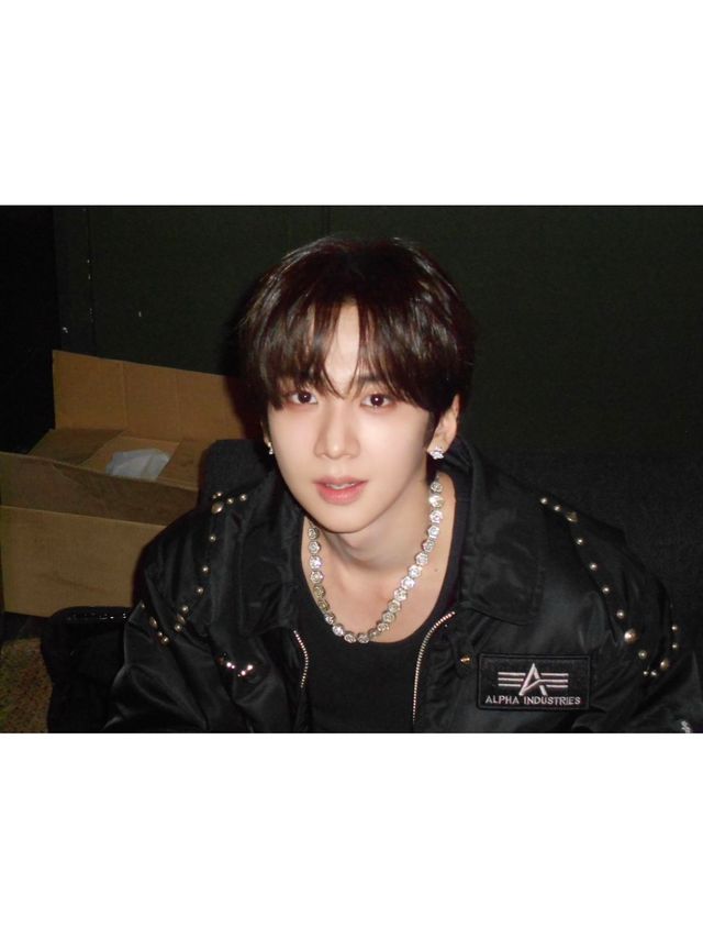 알파 인더스트리 스터드 봄버 재킷으로 올블랙 스트릿 룩을 완성한 82MAJOR 성모 / 이미지 출처: 그레이트엠 엔터테인먼트 제공