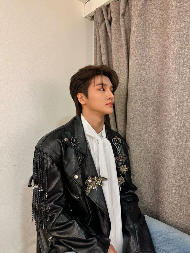 엠벨리시드 레더 라이더 재킷에 그레이 니트를 매치한 드리핀 차준호 / 이미지 출처: 울림 엔터테인먼트 제공