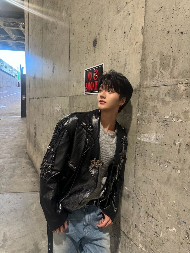 엠벨리시드 레더 라이더 재킷에 그레이 니트를 매치한 드리핀 차준호 / 이미지 출처: 울림 엔터테인먼트 제공