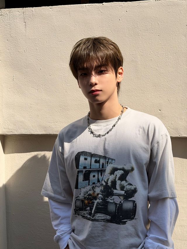 레이싱 그래픽 롱슬리브에 체인 목걸이로 포인트를 준 82MAJOR 도균 / 이미지 출처: 그레이트엠 엔터테인먼트 제공