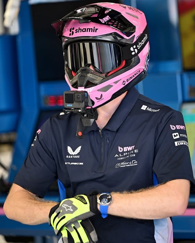 모저앤씨의 '스트림라이너 알핀 드라이버스 에디션 워치'를 착용한 피에르 가슬리. / 이미지 출처: 인스타그램 @moserwatches