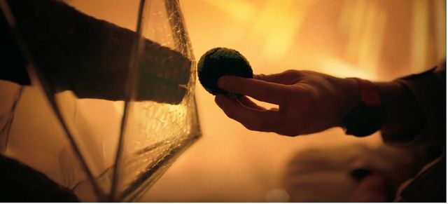 프로젝트 헤일메리, 록키에게 지구 인형을 전달하는 그레이스 / 이미지 출처: 소니 픽처스