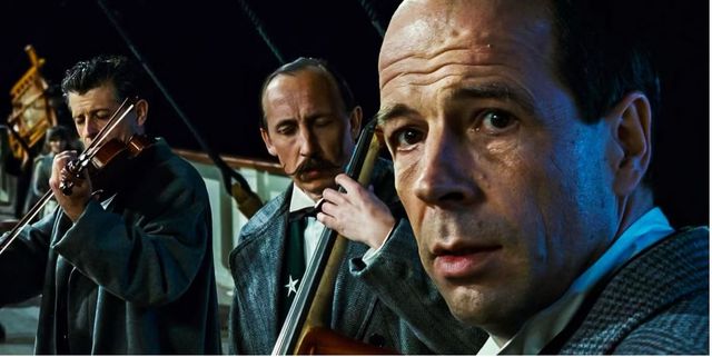 타이타닉, 침몰하는 갑판 위에서 연주하는 악단 / 이미지 출처: 스크린랜트