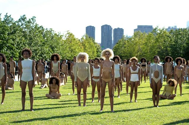  yeezy 시즌 2 프레젠테이션 / 이미지 출처: Yeezy, Vanessa Beecroft