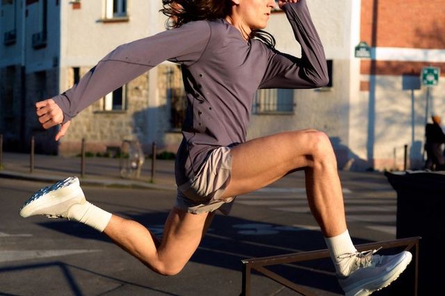 테크놀로지와 미니멀리즘을 결합한 러닝 기어 아이템을 선보인다 / 이미지 출처: 골드윈 제로.