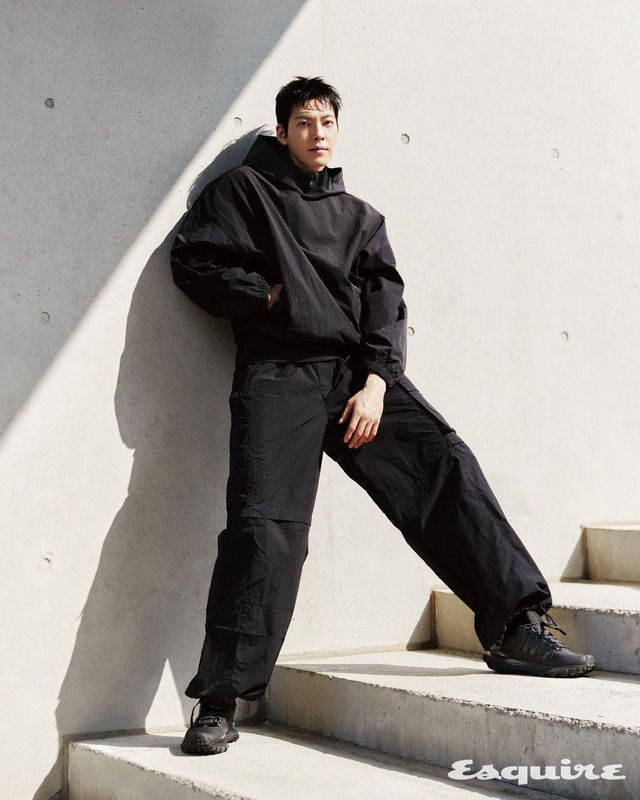 액시스 후디드 풀오버, 액시스 카고 트라우저, 하프 크루 스로백 삭스, 알로 트레일 스니커즈 모두 알로.