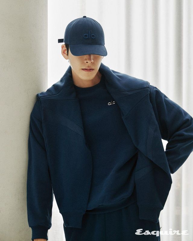 아콜레이드 크루넥 풀오버, 필드 크루넥 스웨트셔츠, 필드 스웨트 팬츠, 워시드 오프 듀티 캡 모두 알로.