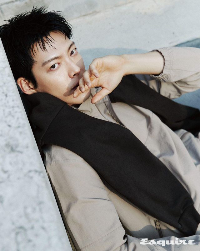 라이트 웨이트 테이크어웨이 트랙 풀오버, 아콜레이드 크루넥 풀오버 모두 알로.