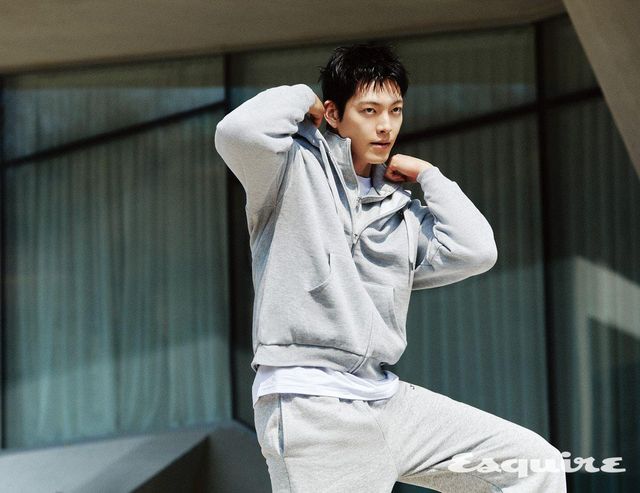 아콜레이드 풀집 후디, 아콜레이드 1/4 집 풀오버, 컨커 리폼 크루넥 쇼트 슬리브 티셔츠, 아콜레이드 스트레이트 레그 스웨트팬츠 모두 알로.