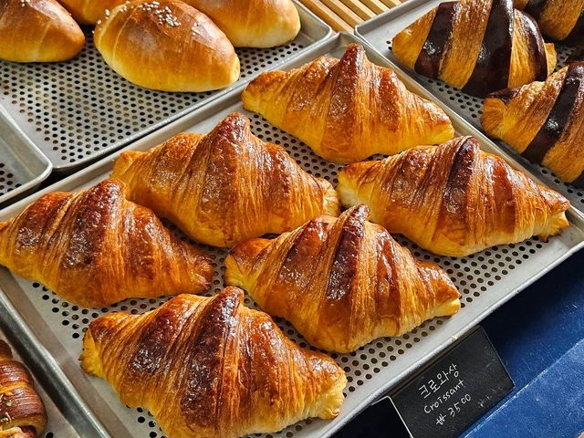 다양한 페이스트리를 선보이는 김시엽 파티시에의 ‘봉주르마담’