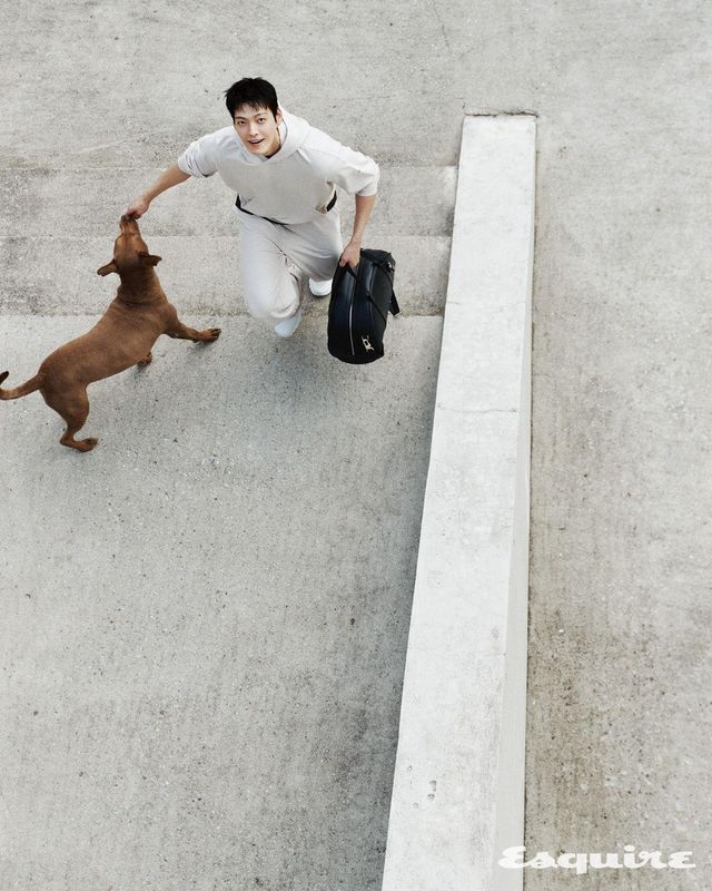 더블테이크 후디, 컨커 리폼 크루넥 쇼트 슬리브 티셔츠, 더블테이크 스트레이트 레그 팬츠, 알로 오디세이 백, 알로 인텐스 크리스털, 알로 트레일 스니커즈 모두 알로.