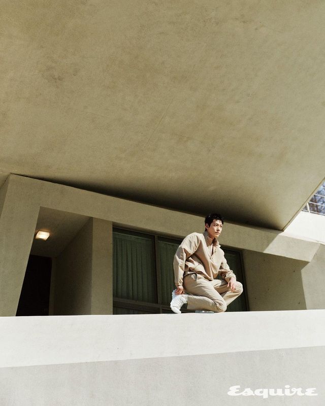 라이트 웨이트 테이크어웨이 트랙 풀오버, 레피티션 팬츠, 하프 크루 스로백 삭스, 알로 트레일 스니커즈 모두 알로.