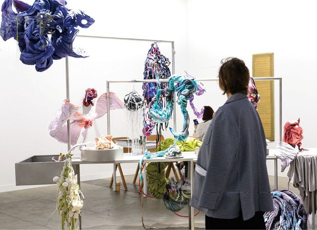 우한나(Woo Hanna), 인사이츠(Insights) 섹터 부스 전경, 아트 바젤 홍콩 2026. 폐,위,장 등 신체 기관을 직물로 꿰맨 ‘Bag with You’ 시리즈가 설치된 G 갤러리 부스. © Courtesy of Art Basel