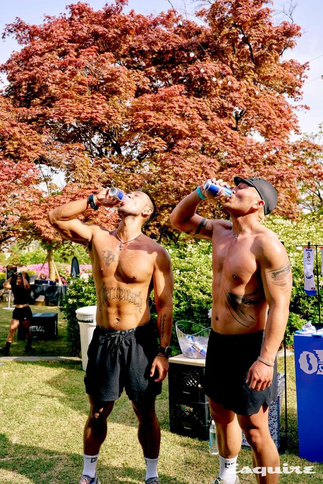 초여름 같은 날씨에 구슬땀을 흘린 참가자들은 에스콰이어 부스에서 시원한 레드불을 마시며 갈증을 달랬다. 