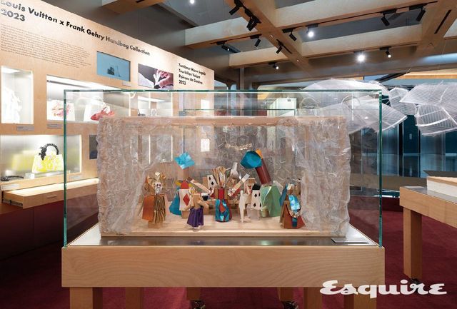 루이 비통 창립 200주년을 기념해 게리가 제작한 조각 & 트렁크 'A Tea Party for Louis'. 〈이상한 나라의 앨리스〉 속 캐릭터 8인이 가상의 게리 건물 안에서 티 파티를 벌이는 모습. 