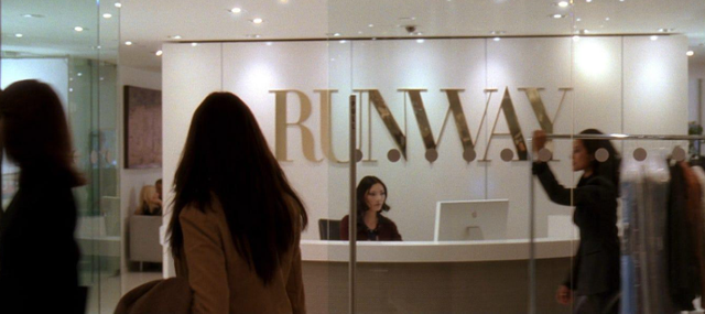 따뜻한 조명과 압도적인 스케일은 공간에 머무르고 싶은 감정을 만든다. / 이미지 출처: (주)퍼스트런