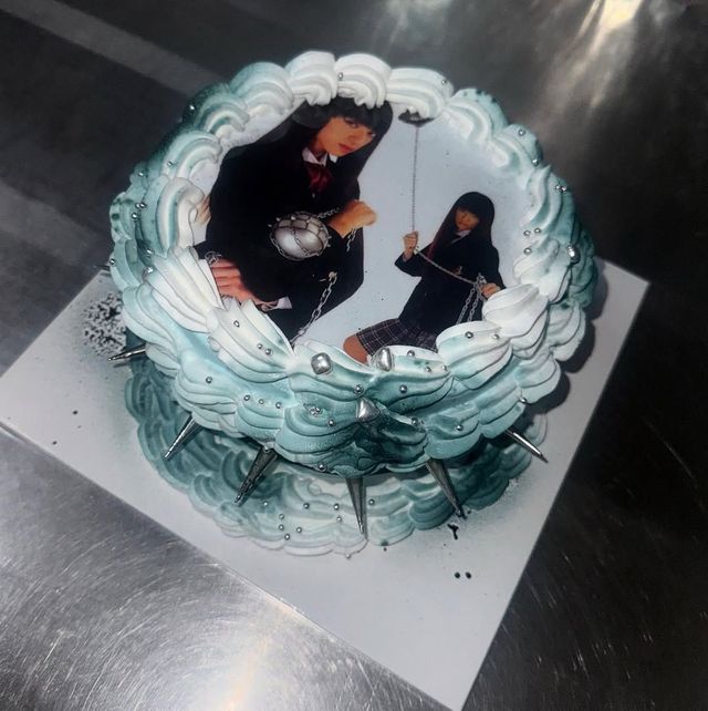 1990~2000년대를 풍미한 영화 캐릭터, 셀럽, 각종 밈 등을 활용한 디자인으로 젠지 감성을 극대화했다. / 출처: 젤리샷케이크 인스타그램