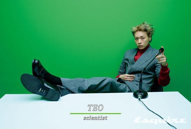 더블브레스티드 울 재킷, 레드 저지 집업 재킷, 울 팬츠, 삭스, 레더 로퍼 모두 가격 미정 프라다.