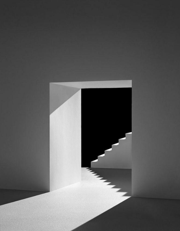 유리와 금속의 조합은 긴장감과 권위를 만들어내는 오피스 공간을 완성한다. / 이미지 출처: (주)퍼스트런