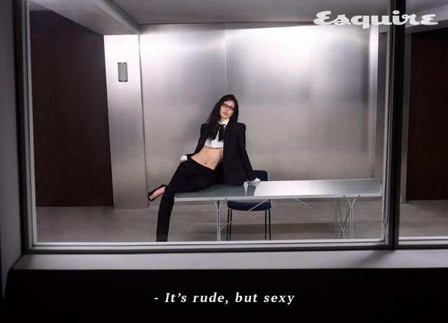 싱글브레스티드 재킷, 크롭트 플라스트론 셔츠, 팬츠, 보타이 모두 가격 미정 발렌시아가. 레벨레 펌프스 139만원 발렌티노 가라바니. 안경 56만2000원 미우미우 by 에실로룩소티카.