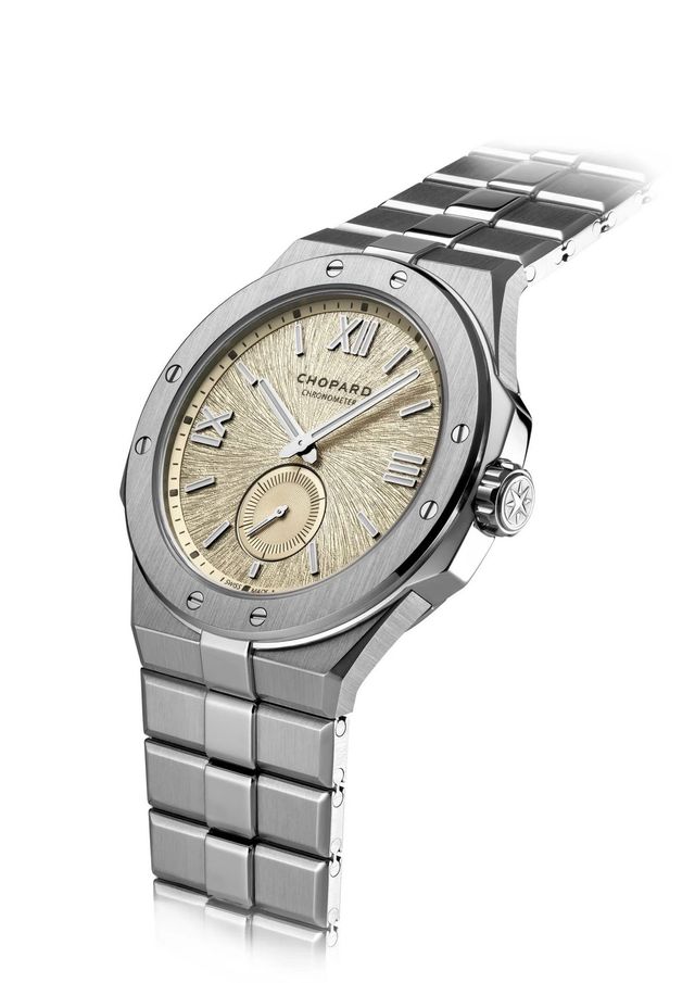 케이스와 브레이슬릿이 단절 없이 흐르는 일체형 설계는 하이엔드 스포츠 워치다운 우아한 실루엣을 강조한다 / 이미지 출처 : 쇼파드 