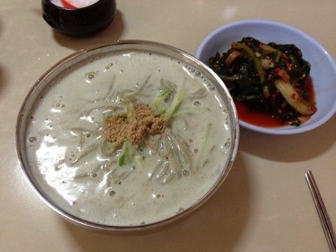 생면에 들어간 쑥의 향과 고소한 흑콩 국물의 조화가 일품이다. / 출처: 에이스식당 네이버지도 업체 등록