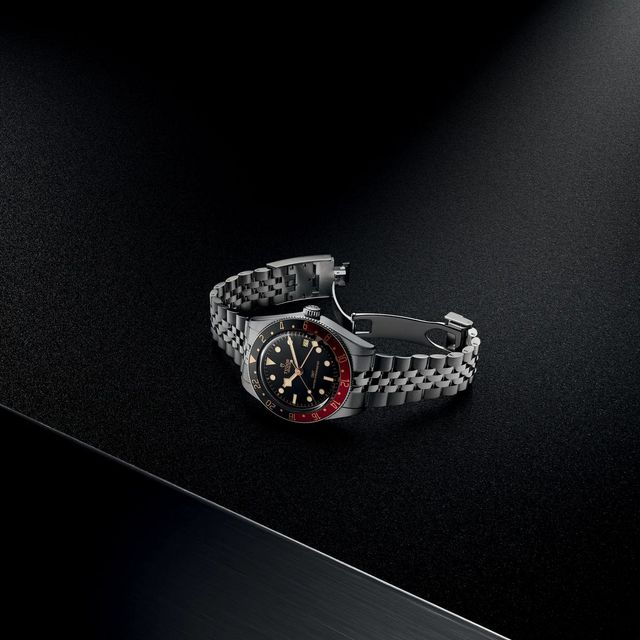 버건디와 블랙 컬러가 대비를 이루는 양방향 회전 베젤은 블랙 베이 58 GMT만의 고전적인 정체성을 드러낸다 / 이미지 출처 : 튜더 