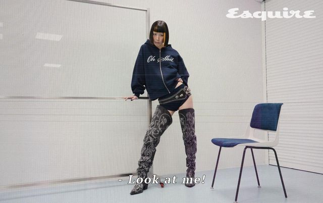 후디드 집업, 마이크로 쇼츠, 웨스턴 사이하이 부츠 모두 가격 미정 마크공. 벨트 에디터 소장품.