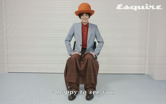 구이아 재킷, 이다 셔츠, 페트라 스커트, 헥터 트라우저 팬츠, 세르지오 워크 로퍼, 아네트 해트 모두 가격 미정 로로피아나.