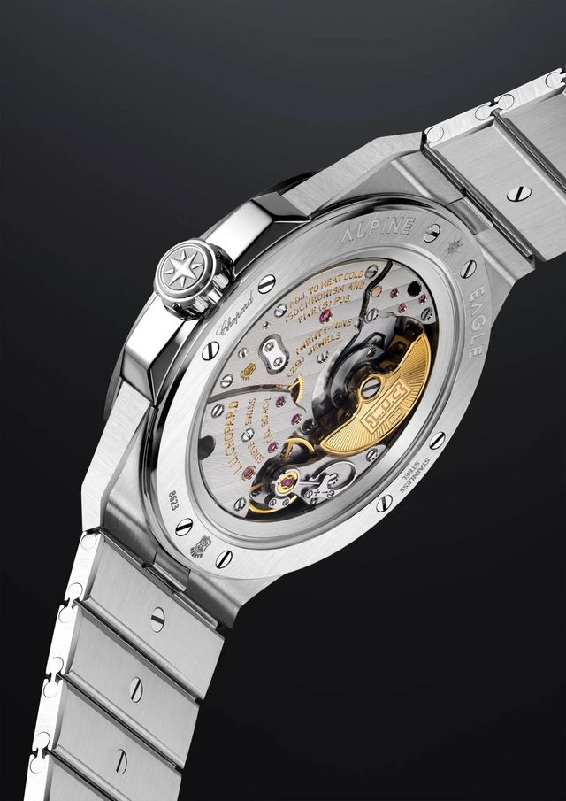 두께 3.3mm의 인하우스 셀프와인딩 칼리버 L.U.C 96.40-L을 탑재해 전체 8mm의 얇은 두께를 실현했다 / 이미지 출처 : 쇼파드