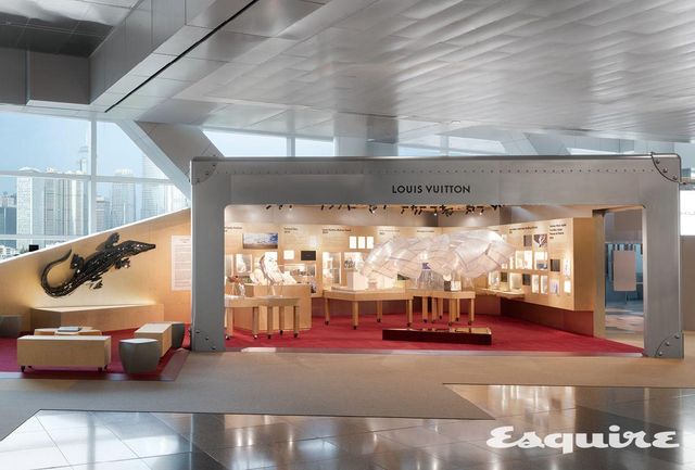 아트 바젤 홍콩 2026의 전시장에 들어선 루이 비통 부스의 설치 전경. 루이 비통 재단 건물의 구조물을 형상화한 마케트와 왼쪽에 설치된 ‘블랙 크로커다일 뉴욕’의 모습이 보인다. 