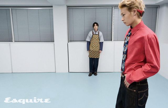 크로셰 앞치마, 하프 집업 셔츠, 네이비 롱 슬리브 티셔츠, 팬츠, 스카프 모두 가격 미정 미우미우. 세르지오 워크 로퍼 가격 미정 로로피아나. 레드 셔츠 22만9000원 아모멘토. 데님 팬츠 가격 미정 겐조. 레드 선글라스 가격 미정 미우미우. 타이 에디터 소장품.