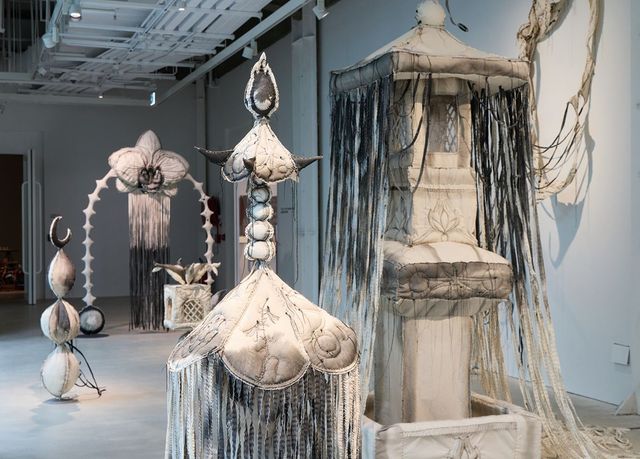 한상아, ‘Threshold 1’, 2024, 섬유 조각 설치, CHAT(Centre for Heritage, Arts and Textile) 〈Threading Inwards〉 전시 전경. 먹을 물들인 흰 면으로 만든 파고다 형태의 신전이 여성의 신체를 상징하는 문과 함께 설치되어 있다. © Courtesy of CHAT