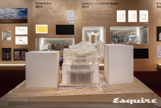 루이 비통 메종 서울의 마케트가 전시된 모습. 