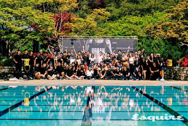 단체사진을 찍은 후 참가자들은 수영장으로 너나 할 것 없이 수영장으로 뛰어 들며 젊음을 만끽했다. 