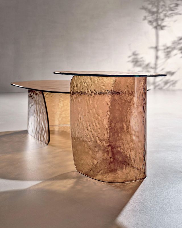 블러 커피 테이블 브론즈 65cm x 50cm, 120cm x 88cm 각각 680만원, 1310만원 모두 네이쳐디자인 by 까사알렉시스.