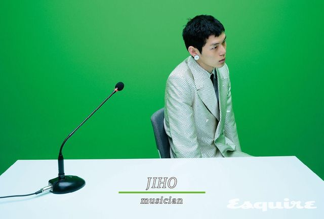 더블브레스티드 재킷, 셔츠 모두 가격 미정, 팬츠 170만원대 모두 발렌티노. 타이 31만원대 발렌티노 가라바니. 화이트 에나멜 메탈 이어링 가격 미정 프라다.