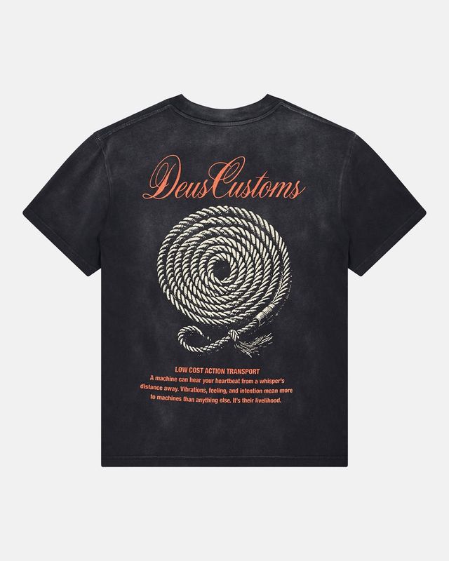 뒷면 디자인 역시 스트리트 무드를 완성한다 / 이미지 출처: 데우스 엑스 마키나