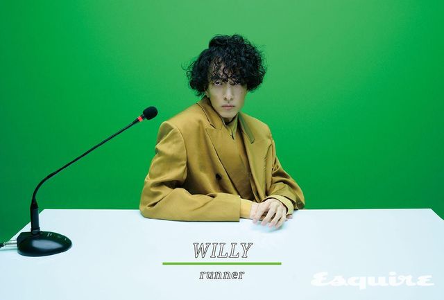 실크 뒤셰스 재킷, 실크 셔츠, 타이 모두 가격 미정 생 로랑 by 안토니 바카렐로.