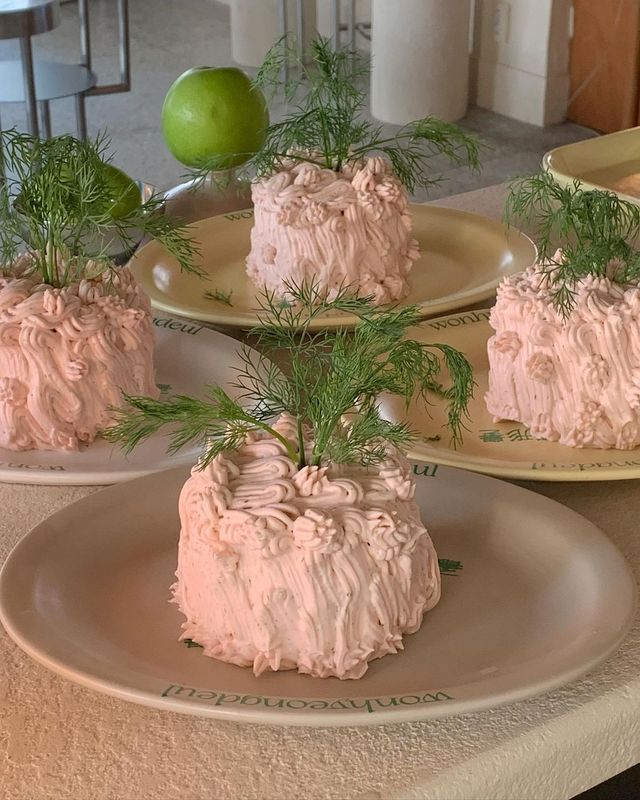 아직 ‘고수크림 케이크’가 부담스럽다면 ‘핑크딜 케이크’를 도전해보길 추천한다. / 출처: 원형들 인스타그램