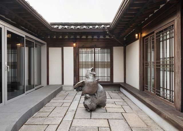 로터스 강의 개인전 〈코라〉(2026) 중 한옥에 있는 ‘Chora II’(2025–2026)의 설치 전경.