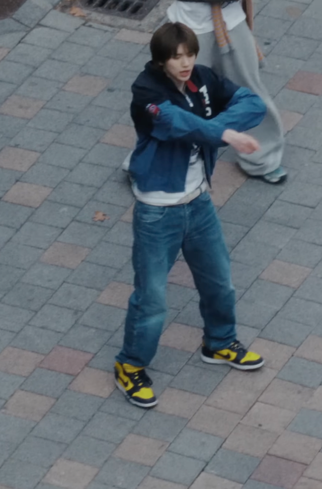 나이키의 '덩크 하이 미시간’과 프랑스 브랜드 Cannnone의 ‘웜 크림’ 벨트를 착용한 주훈 / 이미지 출처: 코르티스 ‘REDRED’ 뮤직비디오