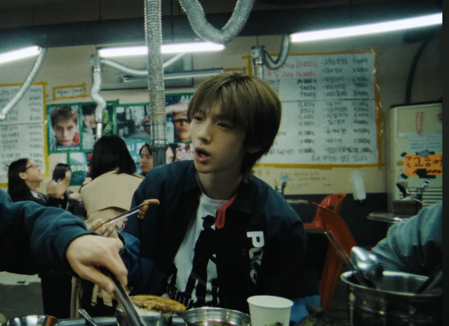 빈티지 폴로 배킷 안에 디스퀘어드 2의 ‘브라더후드 티셔츠’를 입은 주훈 / 이미지 출처: 코르티스 ‘REDRED’ 뮤직비디오